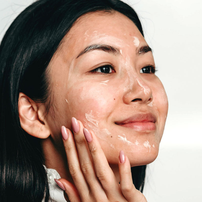 Um guia completo sobre esfoliantes faciais para uma pele radiante