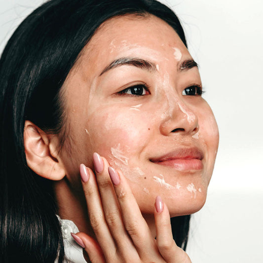 Um guia completo sobre esfoliantes faciais para uma pele radiante