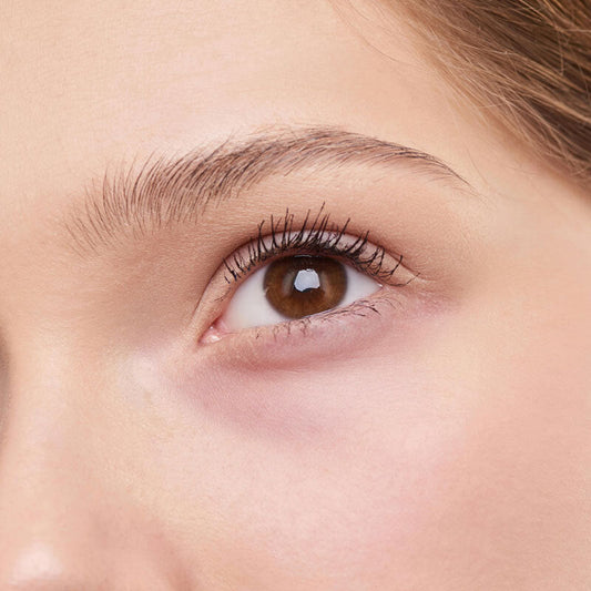 Creme de olhos para olhos inchados: ingredientes essenciais & melhores escolhas